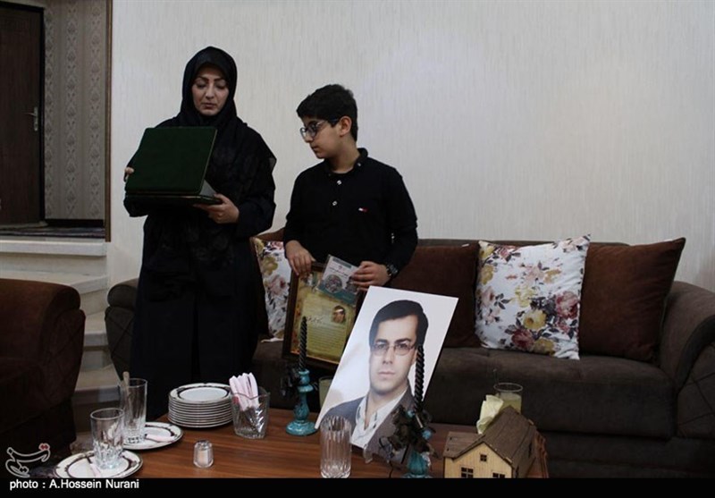 بسیجیان و مسئولان شهرستان کاشان با خانواده شهید دکتر فرهاد دیدار کردند+تصاویر