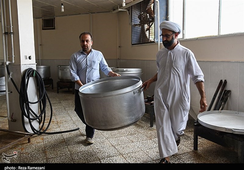 آماده‌سازی آشپزخانه مجتمع صدوق توسط گروه‌های جهادی طلاب به روایت تصویر