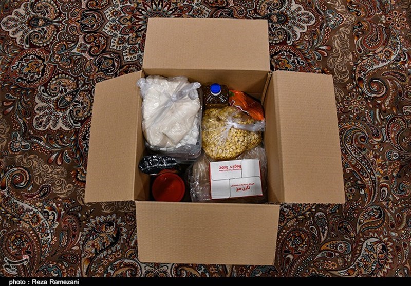 آماده سازی و توزیع بسته‌های کمک معیشتی توسط جوانان قمی به روایت تصویر