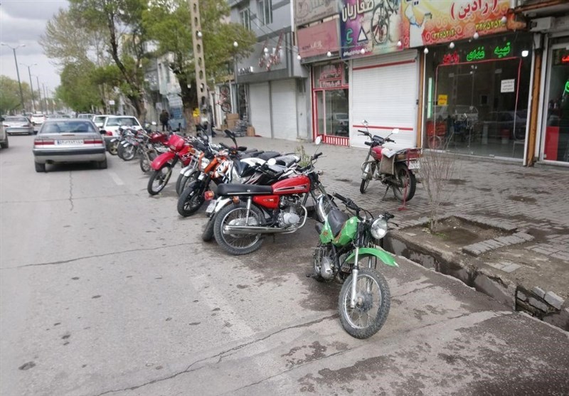 تجاوز به حقوق شهروندان در خیابان شهدای همدان؛ وقتی موتورسازها پیاده رو را برای خود می‌دانند