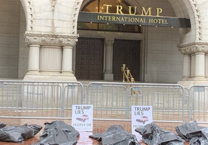 Protesters Lay Body Bags outside Trump Hotel to Condemn COVID-19 Response (+Video)