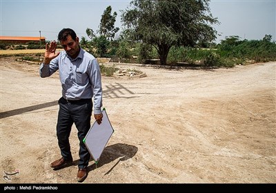 حمدان مقدم معلم پایه ابتدایی دانش آموزانی که خانه هایشان دور است را هم فراموش نکرده و بعد از کلاس، به این دانش آموزانش هم روزانه سرکشی می کند و درسشان می دهد