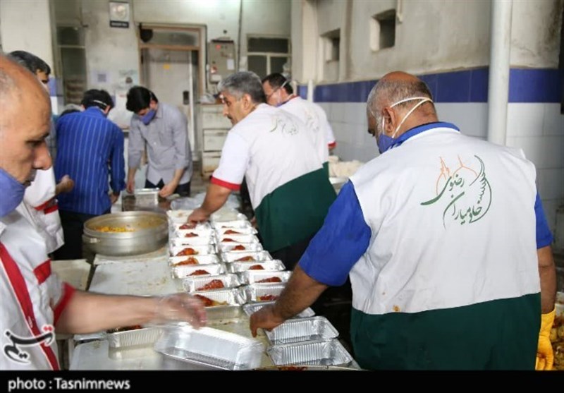 خوزستان| توزیع غذای متبرک رضوی بین بیماران و مدافعان سلامت در دزفول+ تصاویر