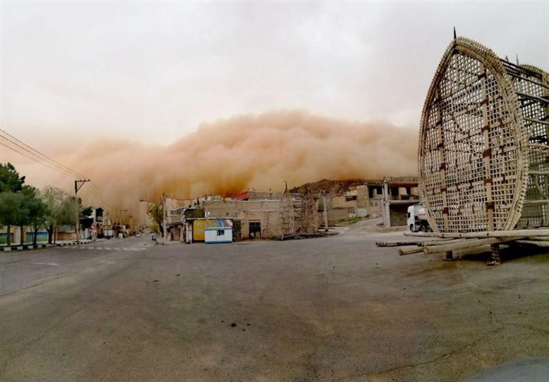 آسمان یزد در هجوم گرد و غبارهای دو روزه / بازگشت بادهای شدید به یزد + تصاویر و فیلم