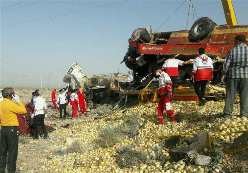 واژگونی اتوبوس مسافربری در محور شیراز - اصفهان/ 9 نفر مصدوم شدند
