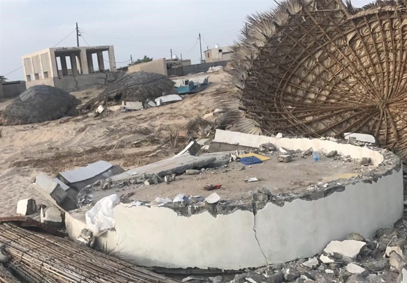 ساخت و سازهای غیرقانونی در ساحل جزیره هنگام تخریب شد