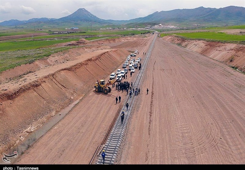 گزارش ویدئویی تسنیم|‌کردستان در مسیر توسعه / ‌آغاز ریل‌گذاری راه‌آهن همدان ـ سنندج ‌/ سوت قطار در غرب ‌طنین‌انداز می‌شود‌