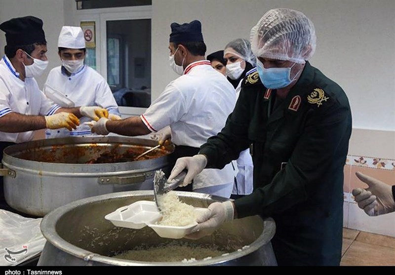 فرمانده سپاه کردستان در حال توزیع غذا بین نیازمندان+ تصاویر