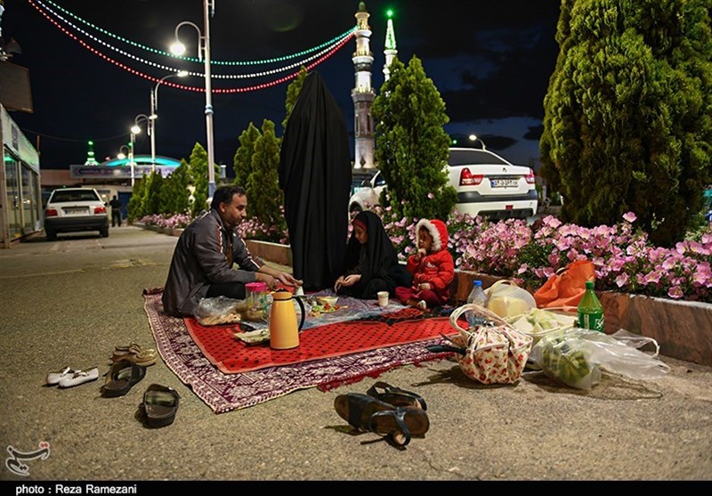 سفره افطار در پشت درهای بسته مسجد مقدس جمکران به روایت تصویر