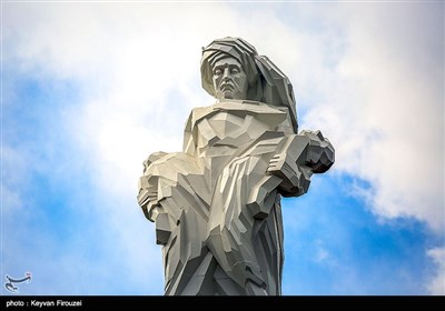 بزرگترین مجسمه سنندج با نماد ایثار و مقاومت مردم کردستان