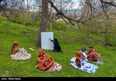 معلمان فداکاری وجود دارند که نمی گذارند این دانش آموزان از لذت تحصیل و یادگیری محروم بمانند آنان با عشق و از خود گذشتی به سوی روستاهای دور افتاده رفته و به دانش آموزان علم و اخلاق می آموزند