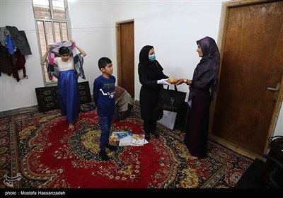 مادر عبدالاحد برای قدردانی از معلم به او هدیه میدهد