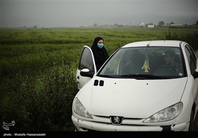 آمنه کوهستانی به همراه همسرش به روستای مزرعه برای تدریس شاگردانش آمده است