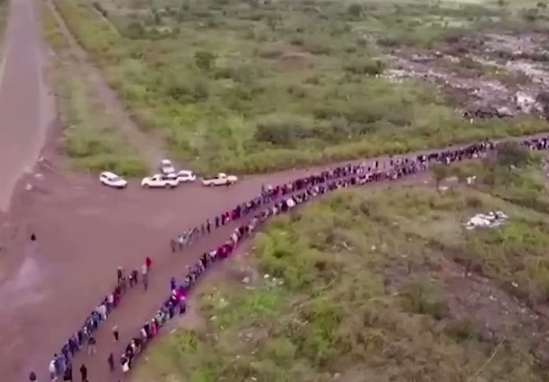 4km Queue of People Wait to Collect Food in S. Africa (+Video)