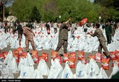 سپاه به کمک اقشار آسیب‌پذیر در خلخال شتافت / توزیع 3000 بسته معیشتی در بین نیازمندان + فیلم