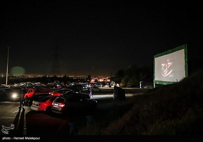 خروج خودروهای حاضر در برج میلاد پس از اکران فیلم خروج در سینما ماشین