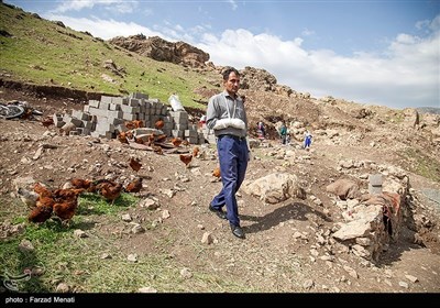 مردم روستا این معلم را جزئی از خانواده خود می دانند و در بسیاری از مسائل با وی مشورت می کنند.