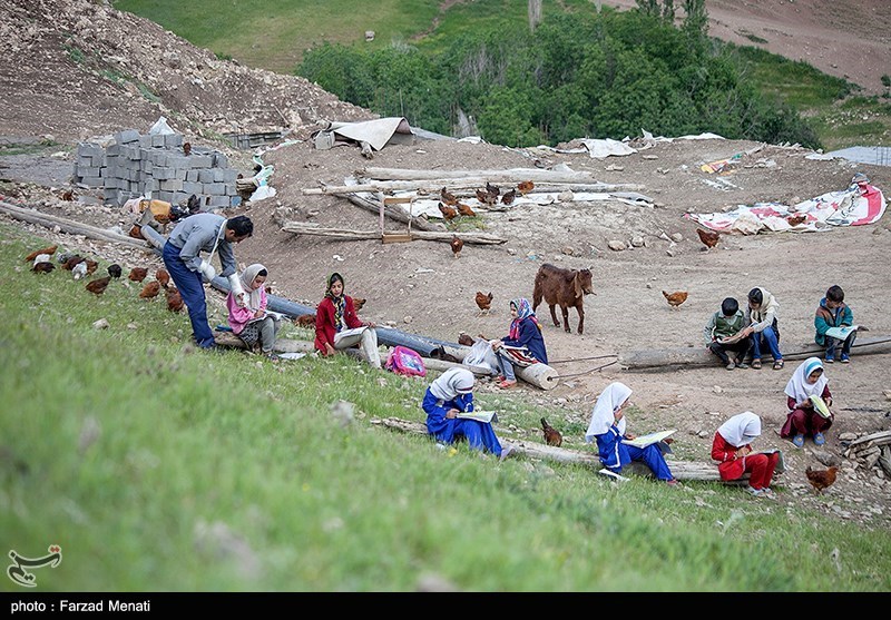 گزارش| روایت تسنیم از ‌‌آموزگار فداکار روستای میرمینگه کرمانشاه‌ / معلمی که تدریس را به استراحت در دوران نقاهت ترجیح داد+ فیلم