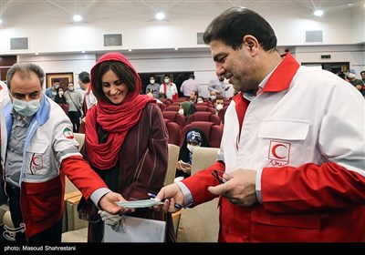 کریم همتی رئیس جمعیت هلال احمر و باربارا ریتزولی نماینده کمیته بین الملل صلیب سرخ در ایران
