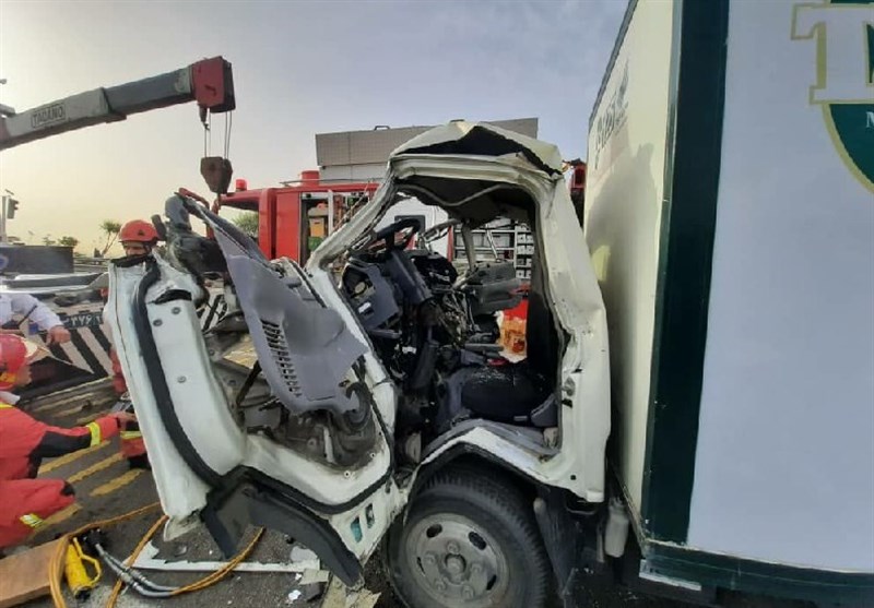 تصادف مرگبار کامیونت با مینی‌بوس در بزرگراه آزادگان + تصاویر