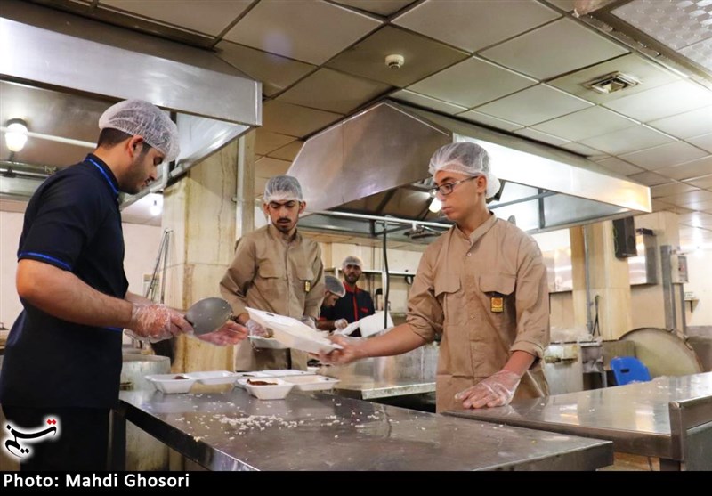 تهیه و توزیع بسته‌های غذایی توسط کمیته خادم الشهدا قم به روایت تصویر