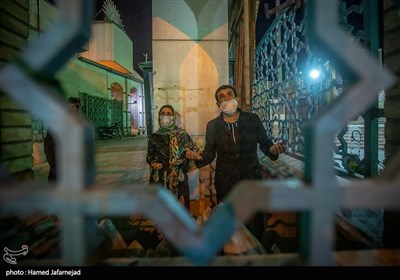 زیارت مردم در پشت درب های حرم امامزاده صالح (ع) در شب های کرونایی