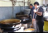 سفره نیازمندان با «جمعههای اکرام» رنگین شد؛ طبخ 15 هزار پرس غذای گرم ویژه نیازمندان کاشانی + فیلم