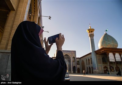 آیین تعویض پرچم گنبد حرم حضرت شاهچراغ (ع)بمناسبت تولد امام حسن مجتبی (ع)