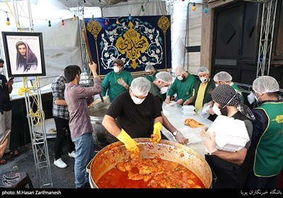 کمک های مومنانه طبخ و توزیع غذا توسط هیئت ریحانه الحسین(ع)