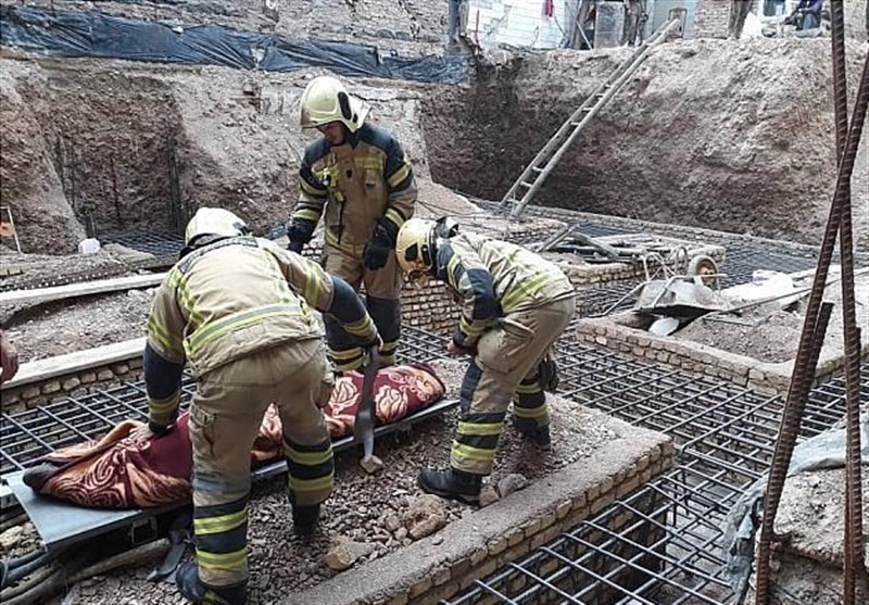 مرگ کارگر جوان بر اثر سقوط از ارتفاع 15 متری در خیابان پیروزی + تصاویر