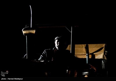 اکران فیلم خروج به کارگردانی ابراهیم حاتمی‌کیا برای کشاورزان تراکتورسوار شهرستان ورامین