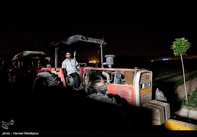 اکران فیلم خروج به کارگردانی ابراهیم حاتمی‌کیا برای کشاورزان تراکتورسوار شهرستان ورامین