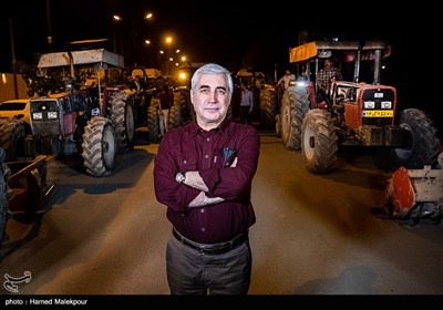 ابراهیم حاتمی‌کیا کارگردان فیلم خروج در جمع کشاورزان تراکتورسوار شهرستان ورامین