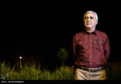 ابراهیم حاتمی‌کیا کارگردان فیلم خروج در جمع کشاورزان تراکتورسوار شهرستان ورامین
