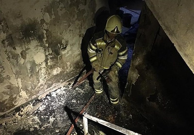 نجات 11 نفر از میان آتش و دود در نیاوران + تصاویر