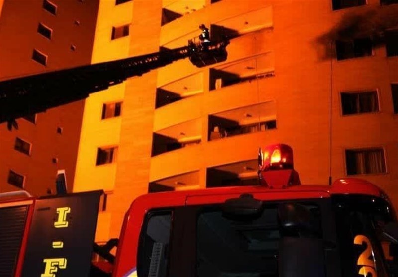 گزارش ویدئویی تسنیم| حریق گسترده در مجتمع مسکونی 12 طبقه در اصفهان؛ آتش‌نشانان ایثارگرانه به دل آتش زدند