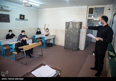 حضور دانش آموزان دبیرستان حنیف در کلاس درس پس از بازگشایی مجدد مدارس در پی اعلام ستاد ملی مقابله با ویروس کرونا 