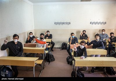 حضور دانش آموزان دبیرستان حنیف در کلاس درس پس از بازگشایی مجدد مدارس در پی اعلام ستاد ملی مقابله با ویروس کرونا 