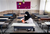 ضدعفونی مدرسه توسط خدمه دبستان دخترانه سیدان پس از پایان کلاس ها