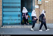 خروج دانش آموزان دبستان دخترانه سیدان از مدرسه پس از پایان کلاس
