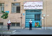 انتظار دانش آموزان دبستان دخترانه سیدان پس از پایان کلاس برای رسیدن والدینشان