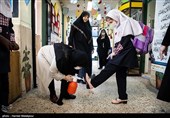 ضدعفونی کفش دانش آموزان توسط خدمه دبستان دخترانه سیدان