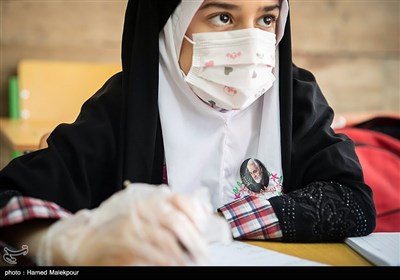 تصویر سپهبد شهید قاسم سلیمانی روی روپوش یکی از دانش آموزان دبستان دخترانه سیدان