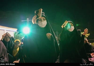 عزاداران و زائران شهدا با رعایت اصول بهداشتی اعم از دستکش و ماسک در مراسم احیای شب بیست و سوم شرکت کردند