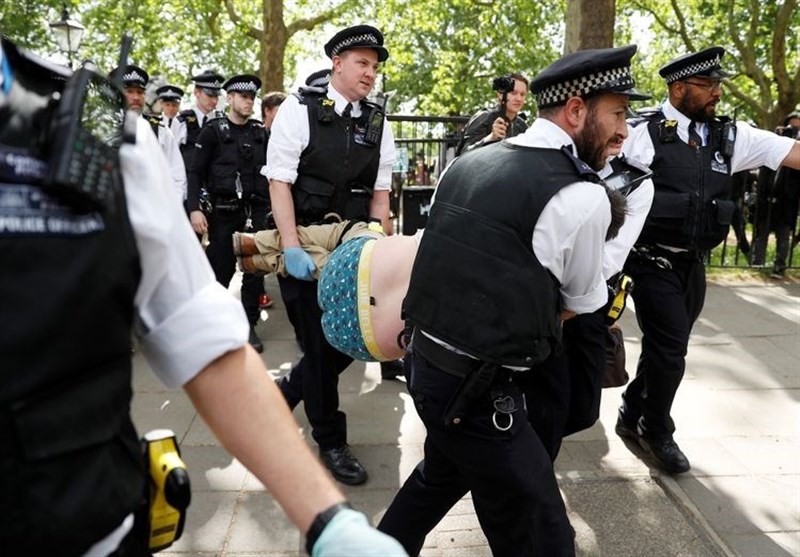 پلیس انگلیس 19 نفر از معترضان به فاصله اجتماعی را بازداشت کرد