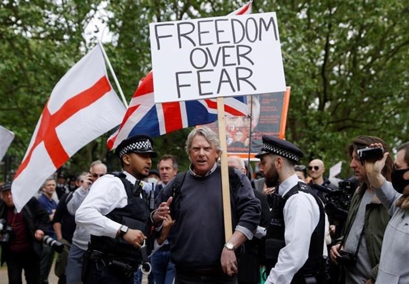 British Police Arrest 19 at London Protest against Social Distancing