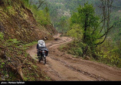 مبین شریفی در ایام برگزاری مدرسه مسیر خانه تا روستا را با موتور طی میکند