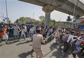 درگیری کارگران مهاجر با پلیس هند در مسیر بازگشت
