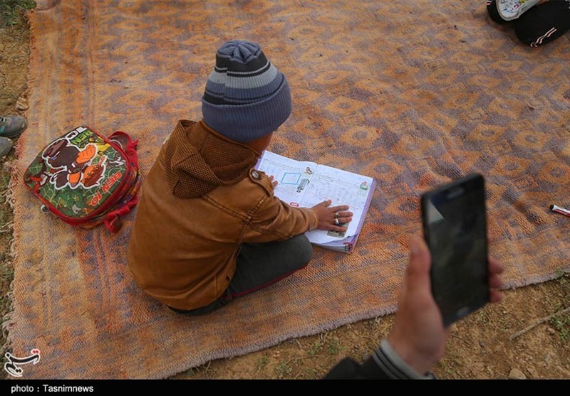 معلمی که &quot;ارثیه پدری&quot; را صرف خرید 143 تبلت برای دانش‌آموزان کرد