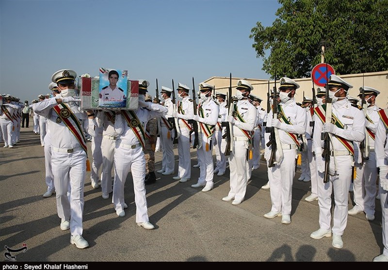 تشییع پیکر پاک 5 شهید حادثه شناور کنارک نیروی دریایی ارتش در بوشهر به روایت تصویر